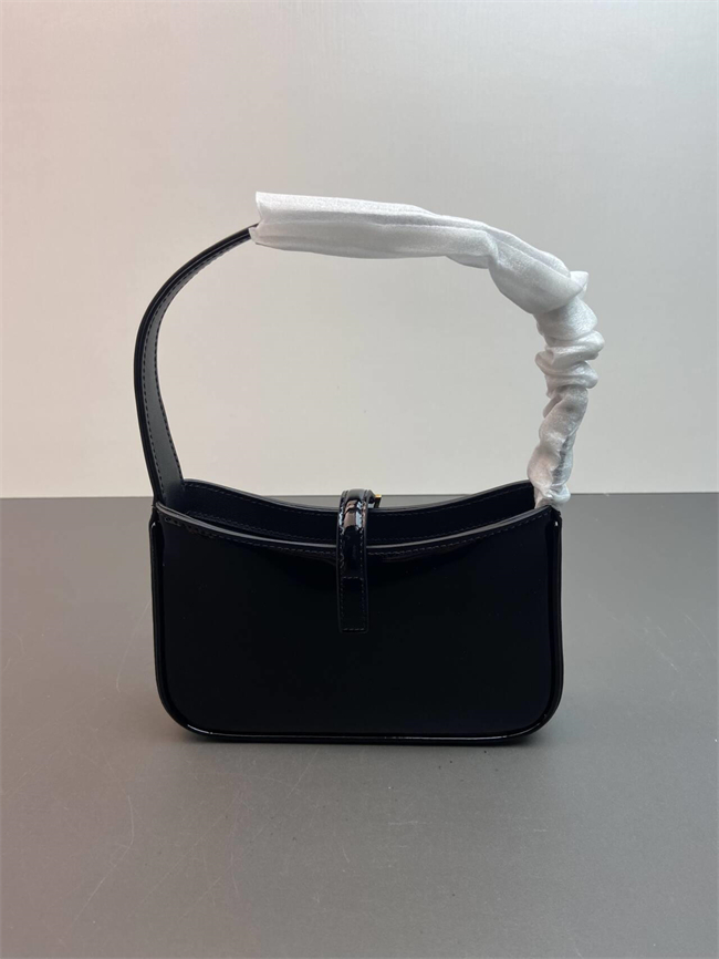 Le 5 à 7 in patent leather