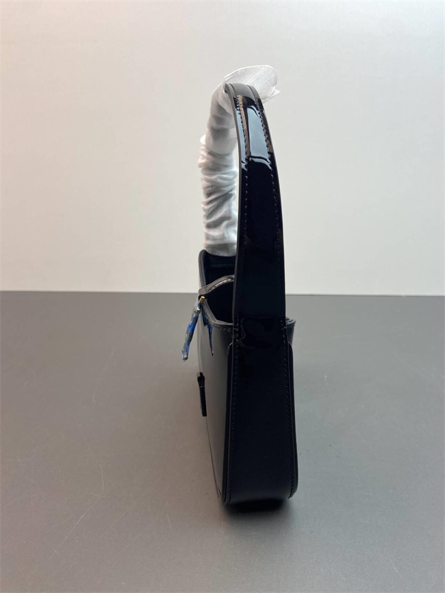 Le 5 à 7 in patent leather