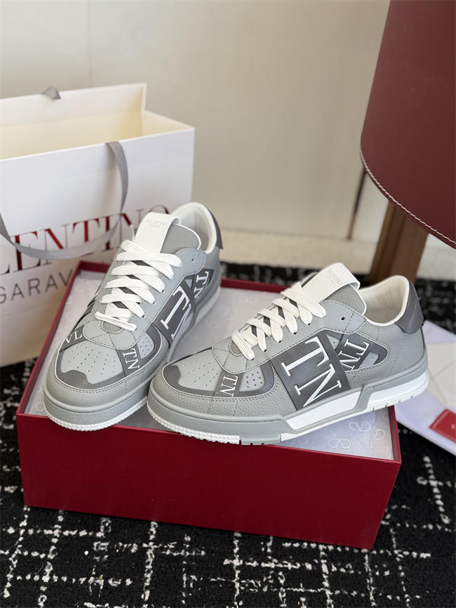 Va1e*ntin0 Sneakers