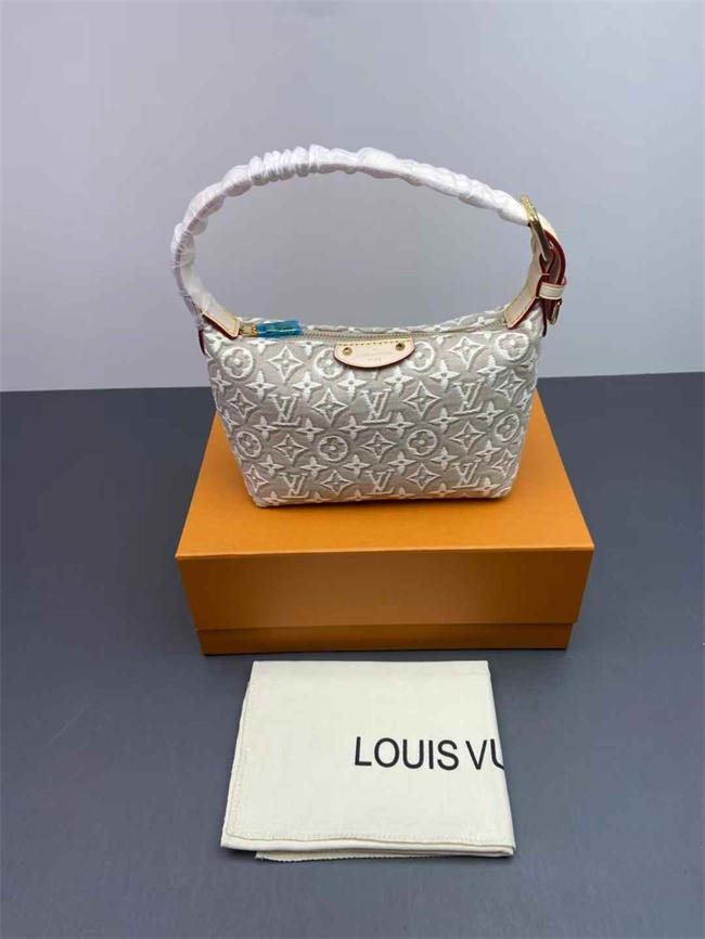 L0vis Vvtt0n Pochette Hills